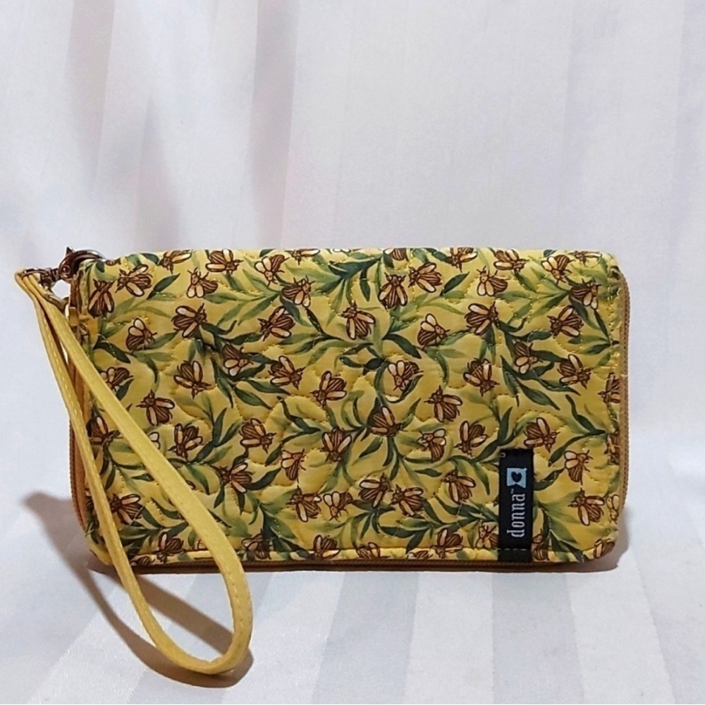 Donna by Donna Sharp Quilted Botanical Peggy Bee Fabric Wallet NWT